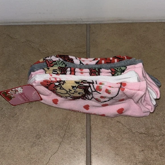 NWT 5 pairs of strawberry shortcake socks size 4-10 - Picture 3 of 6